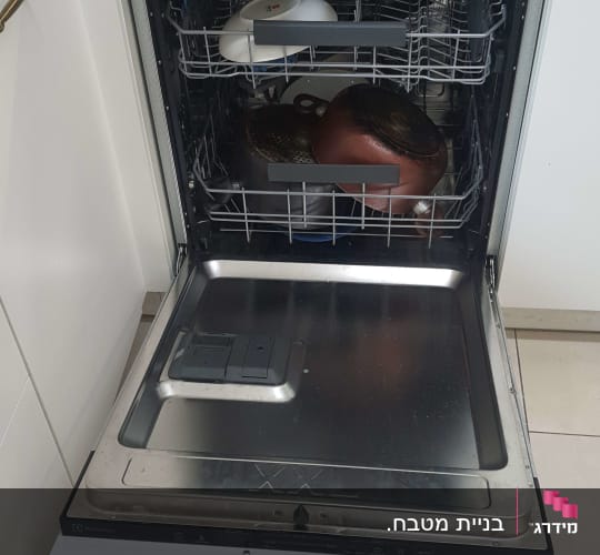 מדיח כלים פתוח עם כלים בפנים במטבח מודרני